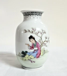 Qianlong Nian Zhi Stamped Small Hand Painted Porcelain Vase China Republic - Picture 1 of 12
