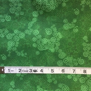 Tonos de tela giratoria verde 100 % algodón 1/4 yarda de perno - Imagen 1 de 1