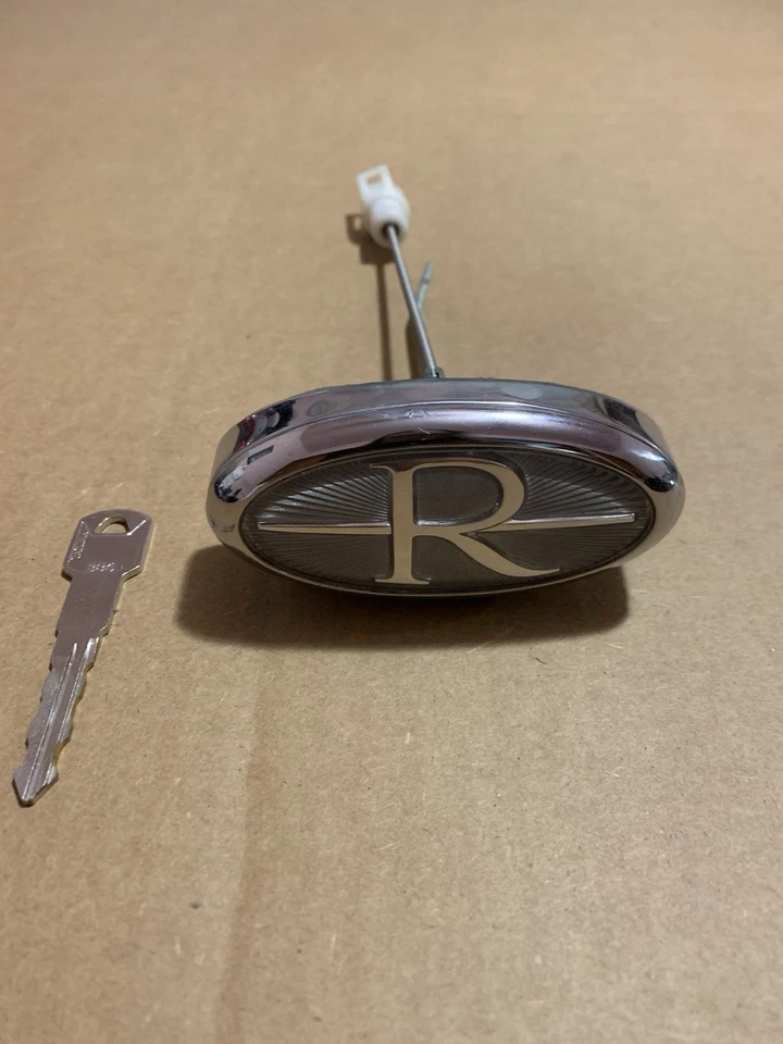 Insignia emblema cromado bloqueo maletero trasero Buick Riviera 95-99 25630927 LLAVE INCLUIDA Foto 1 de 4