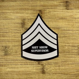 Sergeant Stripes Shit-Show Supervisor Aufkleber - lustiger Chevron 4" Vinyl-Aufkleber - Bild 1 von 4