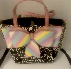 Bolso Betsey Johnson LUV Betsey Arco Iris Rosa Pastel Rayas Arco Graffiti Nuevo sin Etiquetas Cartera - Imagen 1 de 11