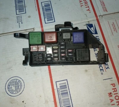 Panel de bloque de conexiones de fusibles y relé Toyota Avalon 1999  Foto 1 de 4