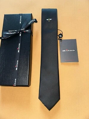 KITON КОРОЛЕВА ПЧЕЛЫ ТОНКИЙ ГАЛСТУК НОВЫЙ С ЯРЛЫКАМИ ДЛИНА 58,50» САМЫЙ ШИРОКИЙ 2,75» ЧЕРНЫЙ - Изображение 1 из 4