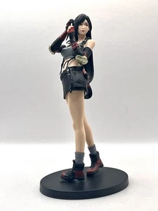Tifa Lockhart Actionfigur Vitrinenmodell mit Sockel - Bild 1 von 7