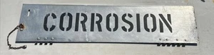 Insegna Stencil CORROSIONE VINTAGE Vernice Gasolio Industriale 36" X 8" Alluminio - Foto 1 di 10