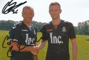 FOTO RETRATO 6x4 firmada por Colin Calderwood y Callum Burton + certificado de autenticidad de Cambridge United - Imagen 1 de 1
