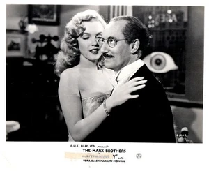Love Happy Original Lobby Card Marx Bros Marilyn Monroe umarmt Groucho Marx - Bild 1 von 1