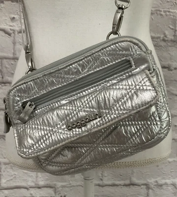 Baggallini plateado metálico acolchado para mujer moderno en todas partes mini Foto 1 de 4