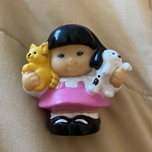 Figura Fisher Price Little People Sonya Lee sosteniendo gato y perro  - Imagen 1 de 3