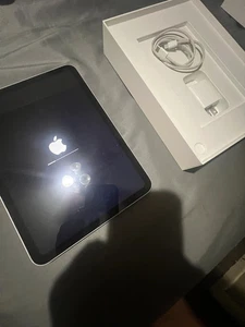 Apple A16 (2025) - 256GB - Silber - 1 Monat Gebraucht - Top Zustand (Entsperrt - Bild 1 von 8