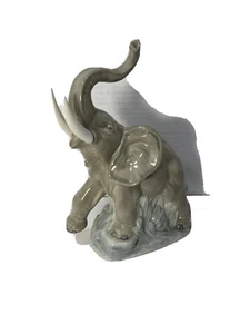 Vintage Nao Lladro 8.75” Elephant Figurine-Raised Trunk-Handmade Spain 1972-Mint - Picture 1 of 8