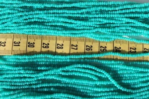Cuentas de semillas de vidrio checo 11/0 verde brillante teñidas sobre alabastro artesanías joyería/hank - Imagen 1 de 1