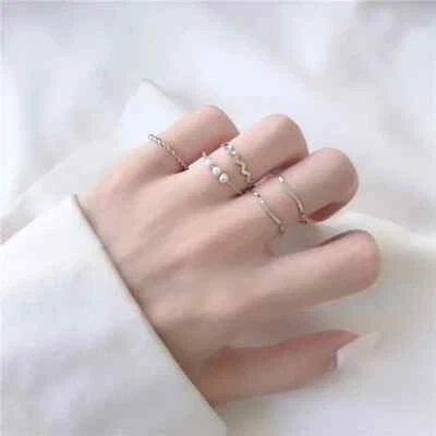 Juego de 5 anillos para mujer simples anillos de perlas coreanas anillo torcido de metal ondulado de moda Foto 1 de 4