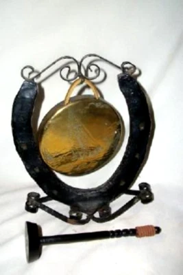 ANTIQUE IRON HORSESHOE GONG BELL HANDMADE ENGLAND PRIMITIVE ETCHED BRASS SHIP - Image 1 of 4