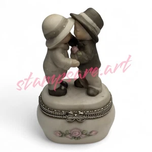 Caja de anillo de baratija de porcelana vintage, rosa para un beso - Imagen 1 de 7