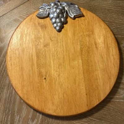 "Tablero de queso de madera de 14"" charcutería uvas de aluminio madera de haya hermosa en muy buen estado" Foto 1 de 4