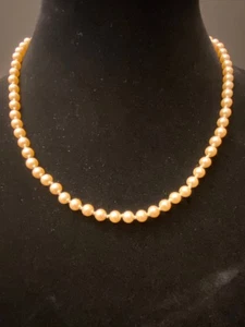 Collana di perle opalescenti pesca pallida firmata Monet vintage con chiusura dorata 19,5" - Foto 1 di 6
