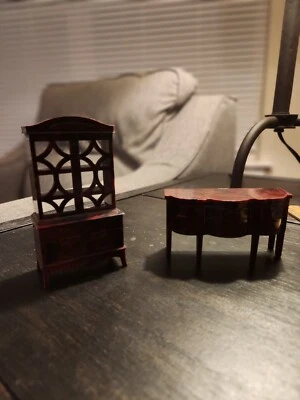 Muebles ideales vintage para casa de muñecas - Mesa buffet con cajón y gabinete de cabaña Foto 1 de 4