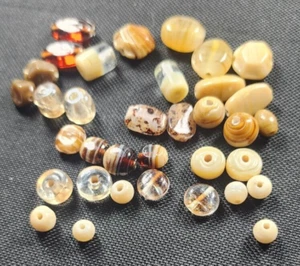 25 LOSE PERLEN 10mm bis 14mm MEHRFARBIG GLASPERLEN SCHMUCK BASTELN BASTELN Vintage - Bild 1 von 11