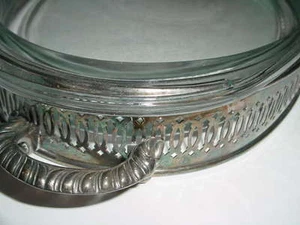 PRECIOSO HOLLYWOOD REGENCY ANTIGUO SOPORTE PLATEADO CON PLATO DE SERVIR PYREX OVALADO - Imagen 1 de 3