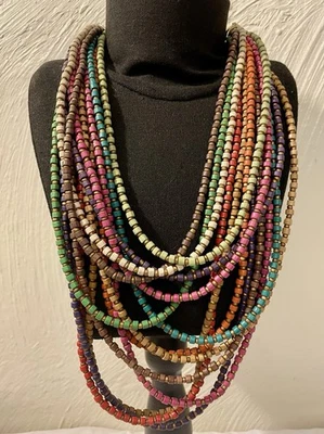 Hermoso collar de cuentas de madera multicolor de Chico's de 22-30" usado en excelente estado Foto 1 de 4