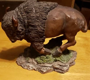Escultura de cerámica pesada de bisonte - Imagen 1 de 4