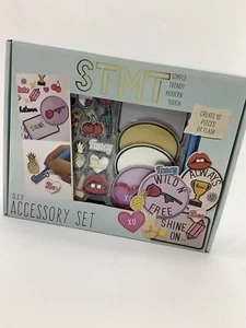(Nuevo) STMT 10 Piezas de Estilo - Hágalo Usted Mismo Conjunto de Accesorios de Arte y Artesanía Dijes Parches Prendedores - Imagen 1 de 7