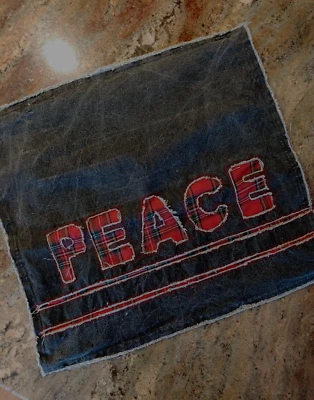 Capa de travesseiro xadrez denim cinza lavado 'PEACE' borda crua 20" - Imagem 1 de 4