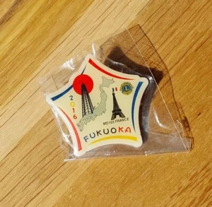 PIN'S BADGE FUKUOKA 2016 LIONS CLUB INTERNATIONAL MD103 FRANCE JAPON - Imagen 1 de 3
