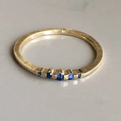 5 zafiros azules 1 mm acabado cepillado banda delgada oro macizo 14k apilable delicada   Foto 1 de 4