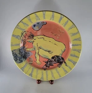 Plato de cerámica artística pintado a mano Redware pintura artista desnudo hombre y perro firmado - Imagen 1 de 8