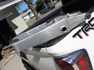 YZ WR 400F 1998 y YZ125 YZ250 1997 OEM buen funcionamiento brazo oscilante trasero sin erupción en la cadena - Imagen 1 de 12