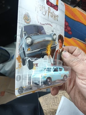 火柴盒哈利波特 1962 年福特安格利蓝色汽车 1/64。 特别卡。 — 第 1/4 张图片