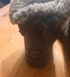 Org. UGG BOOTS 39 Grau Schleife Kuschelig 🎀Winterstiefel Mini Bailey Bow - Bild 1 von 3