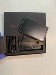 Cartera Keystone 3 Pro Hardware Gris Oscuro, Modelo # KV032 - Imagen 1 de 4