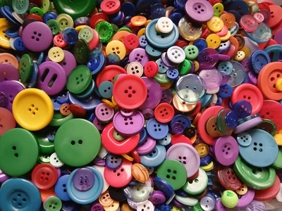 1000 Sewing Buttons: Assorted Mix of New and Vintage - Image 1 of 4