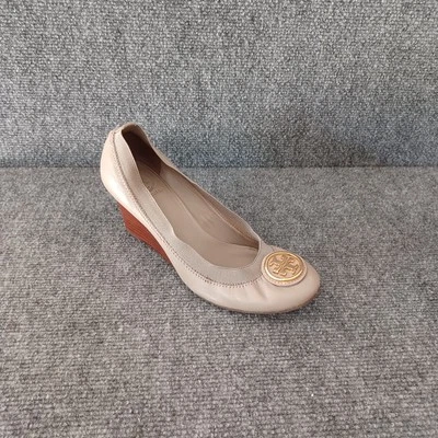 Tory Burch Mujer Caroline Tacón de Cuña Talla 7.5 Cuero Preppy Logo Defecto Foto 1 de 4