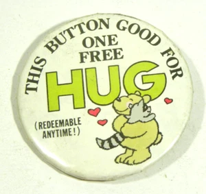 Pin de botón vintage novedad un abrazo gratis oso mapache metal redondo corazón de amor - Imagen 1 de 3