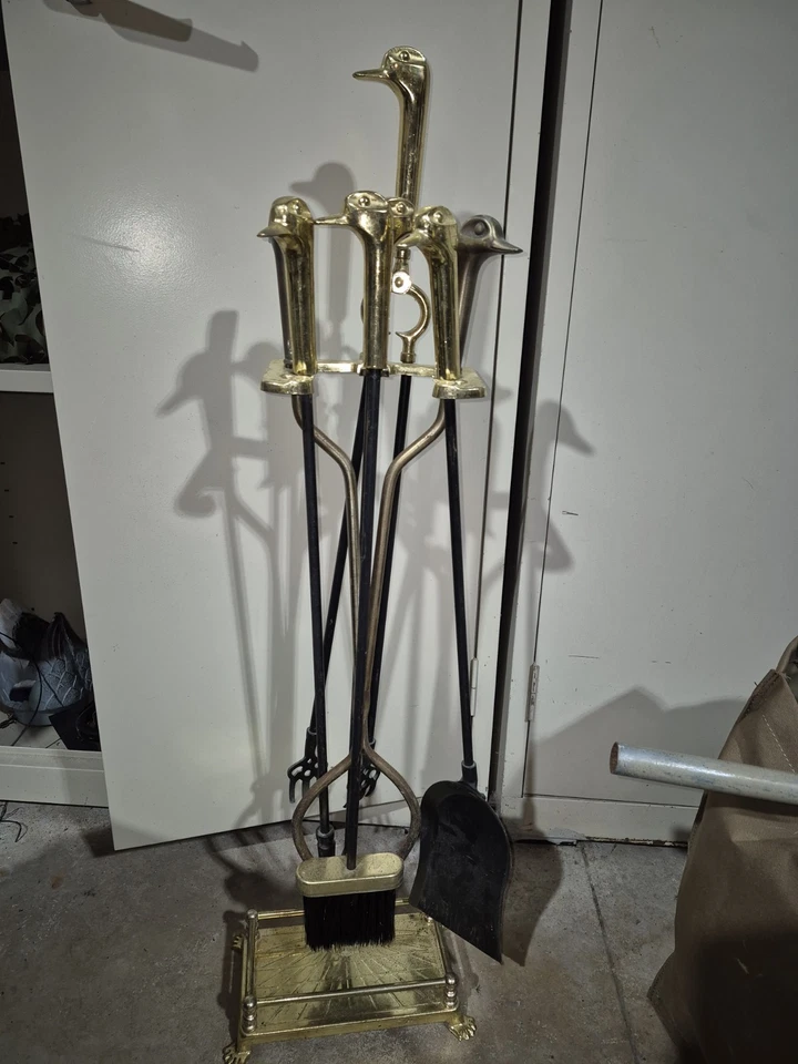 Juego de utensilios/herramientas de chimenea con cabeza de pato de latón y hierro forjado vintage con soporte Foto 1 de 4