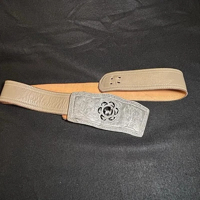 "Hebilla de cinturón vintage Accesocraft NYC Silvertone con cinturón de cuero beige 34""" Foto 1 de 4