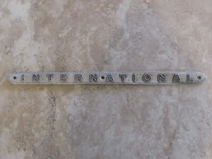 Camión Cosechadora IH International Emblema Metal Travelall Scout Borde Raro - Imagen 1 de 3