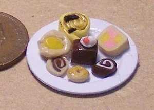Casa de muñecas selección de pasteles en un plato de papel Tumdee escala 1:12 casa de muñecas 06 - Imagen 1 de 2
