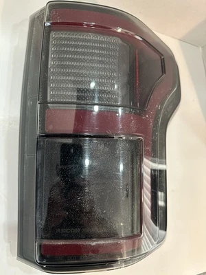 Luz trasera de pasajero Recon 264468 LED rojo oscuro ahumada - Ford F150  Foto 1 de 4