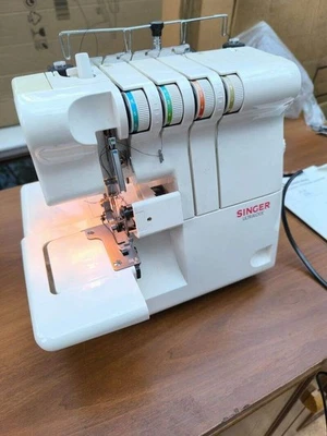 Singer 14 U444B Overlock Nähmaschine mit Fußpedal - Bild 1 von 4