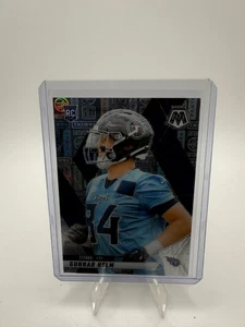 2025 Panini Mosaic Silver Knight Gunnar Helm #394 Rookie RC/149 Titans - Foto 1 di 2