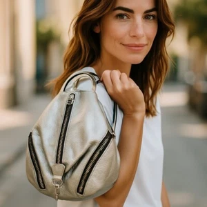 Zaino a mano Rebecca Minkoff Julian in pelle argento 10" x 8" x 6" - Foto 1 di 10