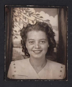 MUJER SONRISA VIVAZ Y TELÓN DE FONDO DE ÁRBOL PINTADO ~ FOTO MATÓN DE FOTOS AÑOS 40 - Imagen 1 de 1