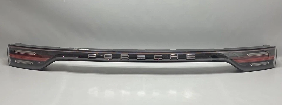 PORSCHE CAYENNE TRUNK CENTER TAIL LIGHT LED 2019 2020 2021 OEM 9Y0945081Q - Изображение 1 из 4