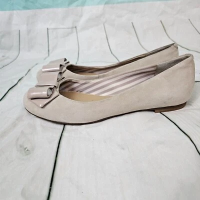 Pisos planos de ballet de gamuza con lazo beige Saks Fifth Avenue ~ NUEVOS ~ talla 5,5 Foto 1 de 4