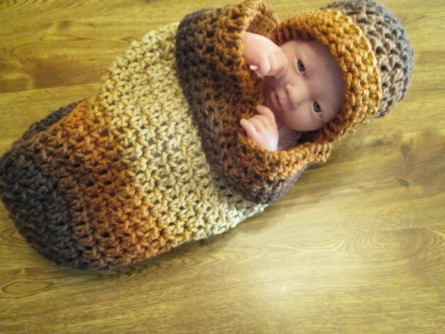 Oso de peluche de ganchillo hecho a mano recién nacido para dormir, bolsa de lactancia / cocoon con sombrero Foto 1 de 4